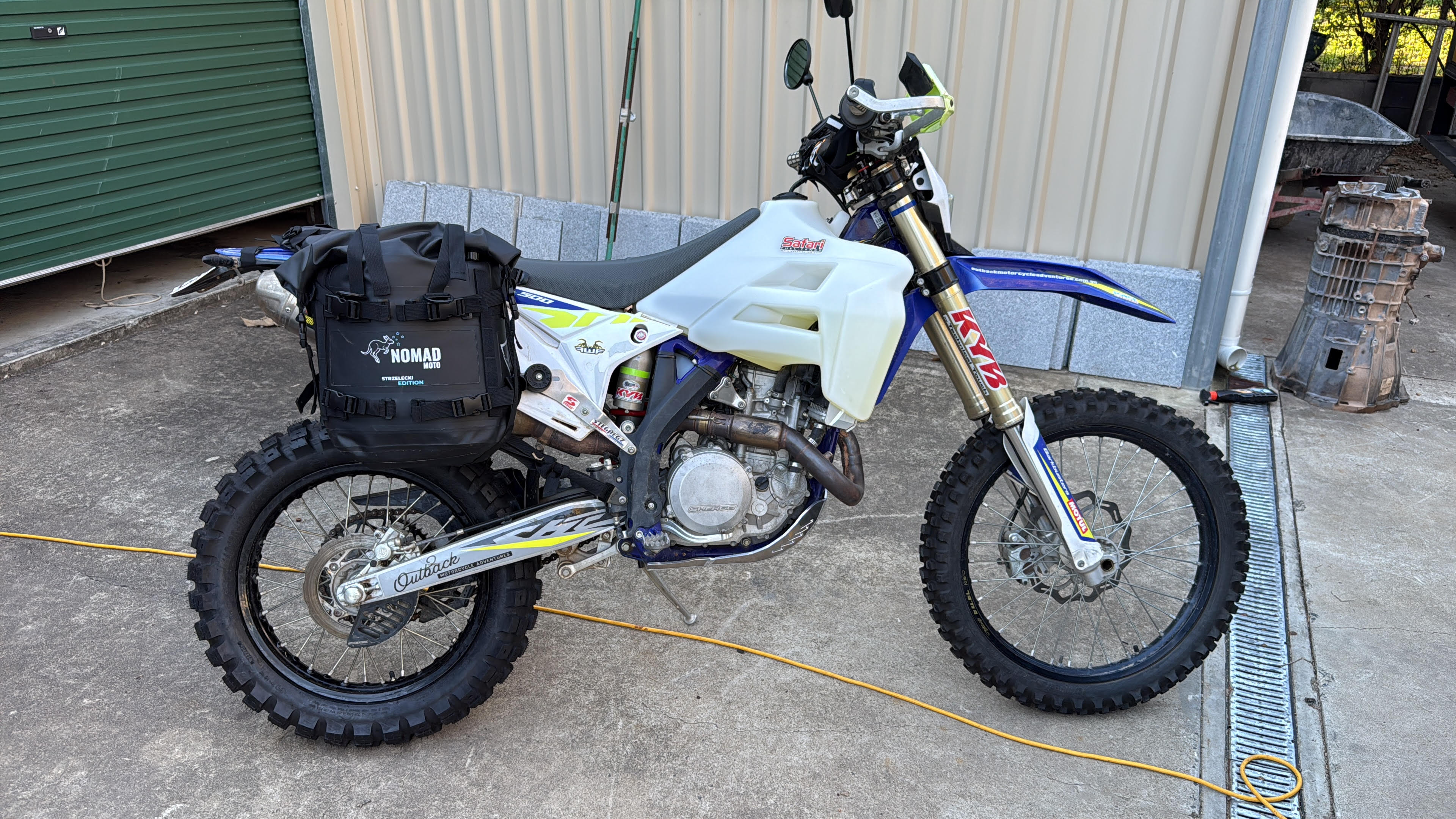 Off-road motorcycle with rackless soft luggage